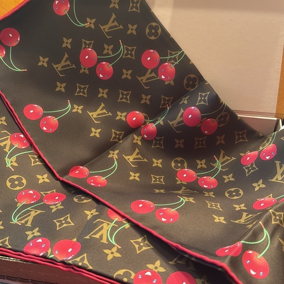 Louis Vuitton x Takashi Murakami Monogram Cerise Cherry Square 90 in brown - Picture 5 of 5